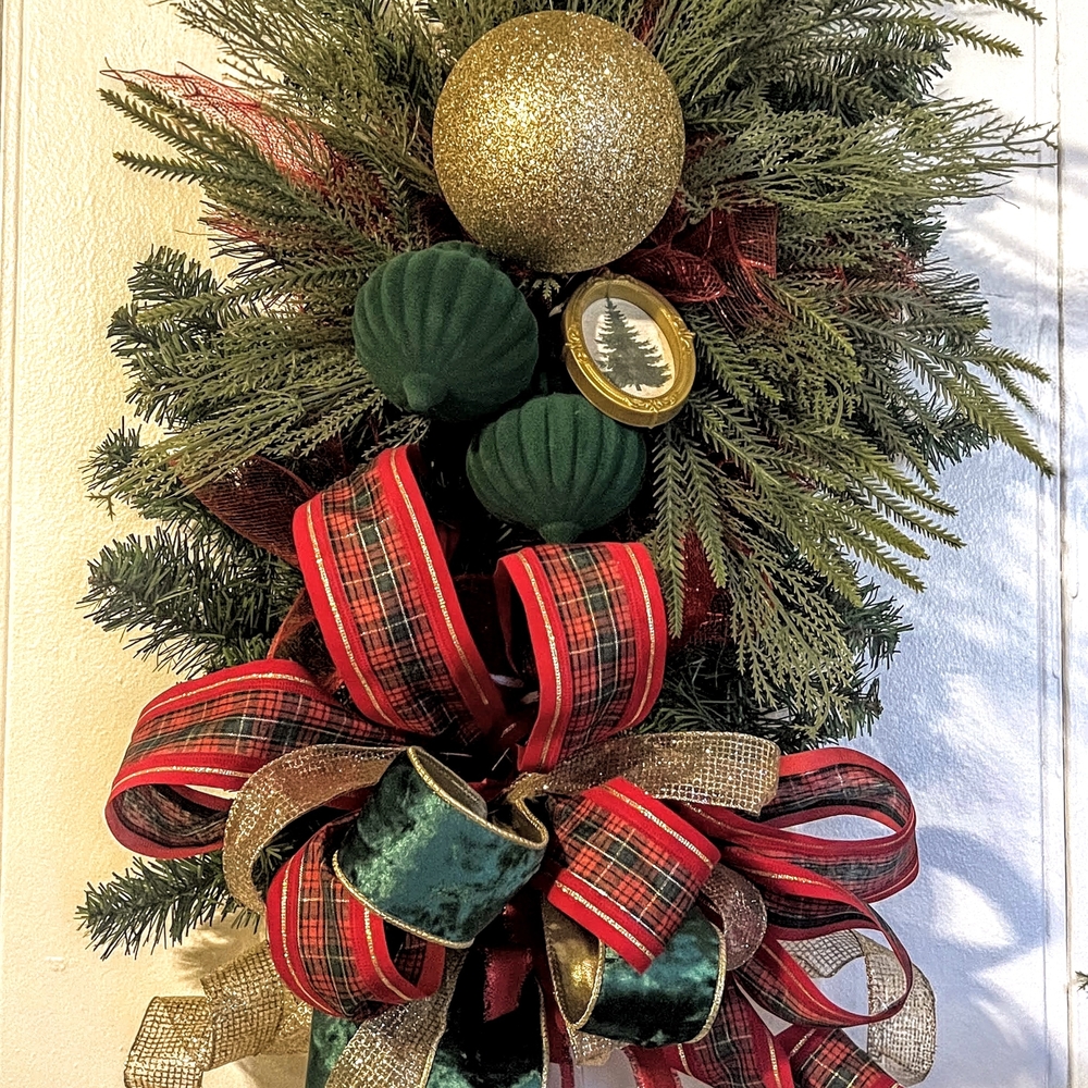Elegant Holiday Wreath with Red and Gold Accents